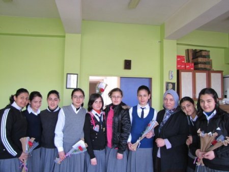 Öğrencilerden Karanfilli Kutlama