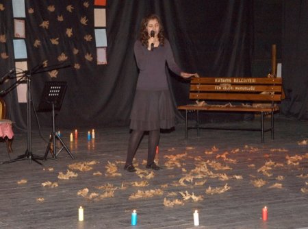 Öğrencilerden Şiir Dinletisi Ayakta Alkışlandı