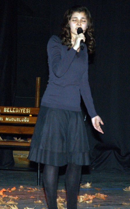 Öğrencilerden Şiir Dinletisi Ayakta Alkışlandı