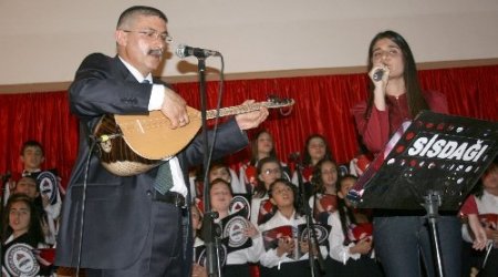 Öğrencilerden türkü ziyafeti