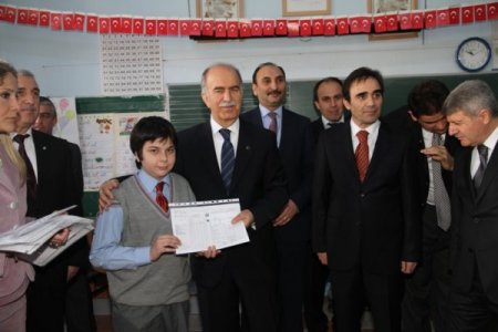 Öğrencilerden Vali'ye karne sürprizi