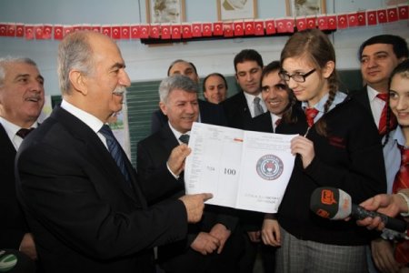 Öğrencilerden Vali'ye karne sürprizi