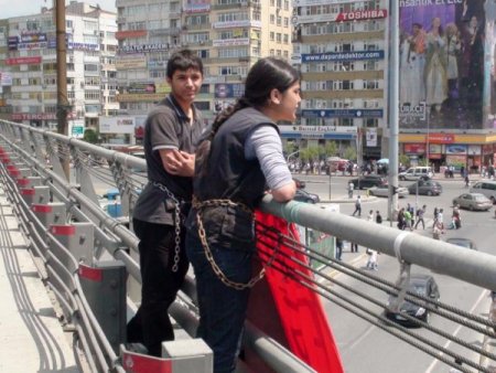 Öğrencilerden 'Zincirli' Eylem