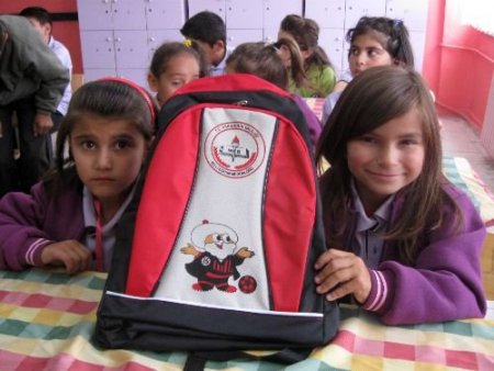 Öğrencilere, Nasrettin Hoca Ve Keloğlan Figürlü Çanta Ve Yaka Dağıtıldı