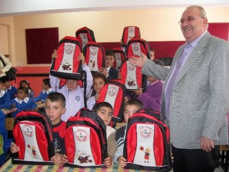 Öğrencilere, Nasrettin Hoca Ve Keloğlan Figürlü Çanta Ve Yaka Dağıtıldı