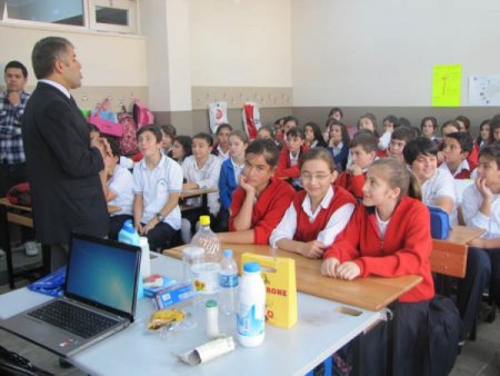 Öğrencilere geri dönüşümün önemi ve çevre duyarlılığı anlatıldı