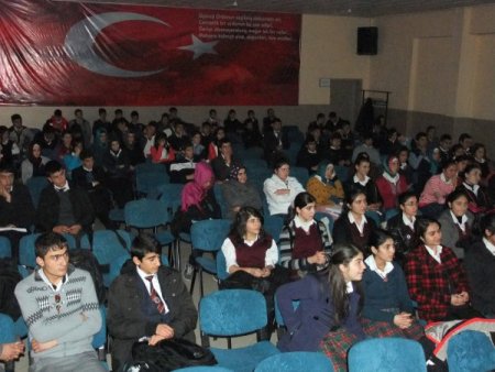 Öğrencilere kariyer ve motivasyon semineri verildi