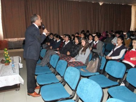 Öğrencilere kariyer ve motivasyon semineri verildi