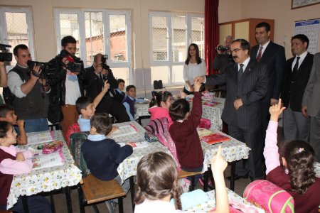 Öğrencilere kitap dağıtan Vali Coş’tan bin 500 yeni derslik müjdesi