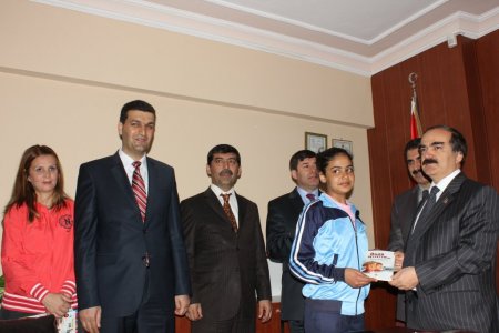 Öğrencilere kitap dağıtan Vali Coş’tan bin 500 yeni derslik müjdesi