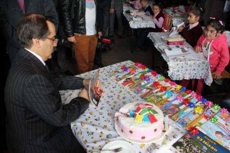 Öğrencilere kitap dağıtan Vali Coş’tan bin 500 yeni derslik müjdesi