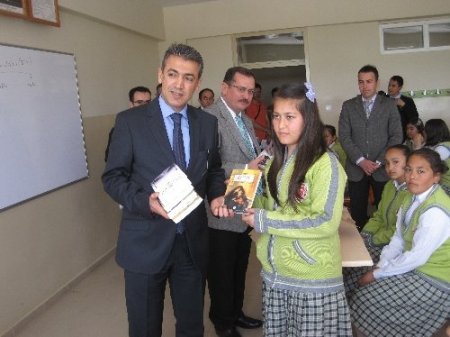 Öğrencilere kitap hediye edildi