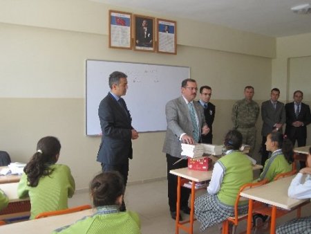 Öğrencilere kitap hediye edildi