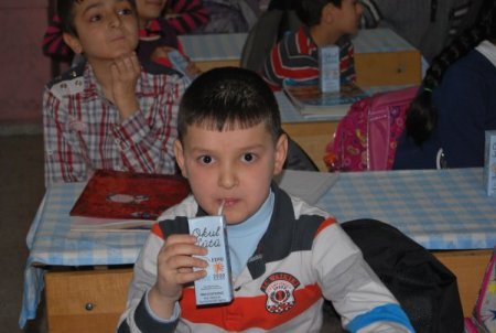 Öğrencilere okul sütü dağıtıldı