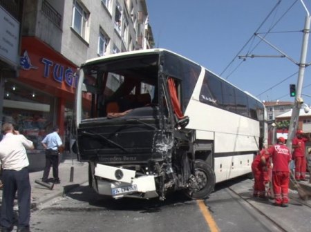 Öğrencileri Taşıyan Otobüs, Tramvay Durağına Çarptı