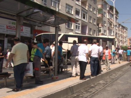Öğrencileri Taşıyan Otobüs, Tramvay Durağına Çarptı
