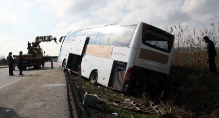 Öğrencileri taşıyan otobüs devrildi: 1 ölü, 44 yaralı