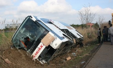 Öğrencileri taşıyan otobüs devrildi: 1 ölü, 44 yaralı