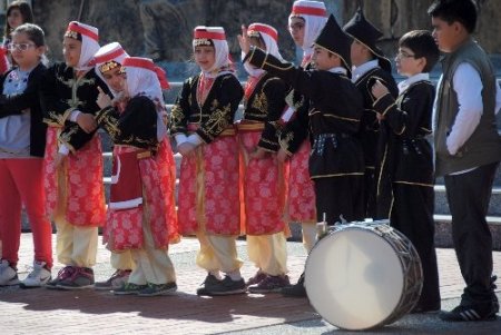 Öğrencilerin, 23 Nisan provası turistlere hayran bıraktırdı