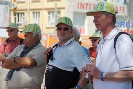 Öğrencilerin, 23 Nisan provası turistlere hayran bıraktırdı