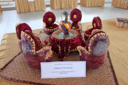 Öğrencilerin atıklardan yaptığı oyuncaklar yarıştı