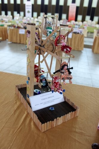 Öğrencilerin atıklardan yaptığı oyuncaklar yarıştı