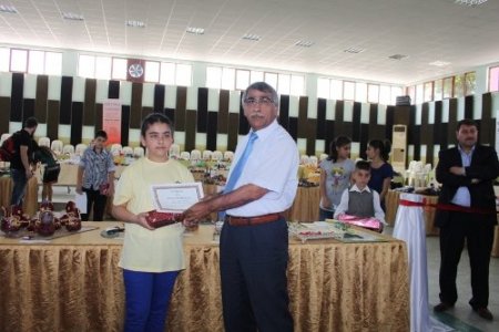 Öğrencilerin atıklardan yaptığı oyuncaklar yarıştı