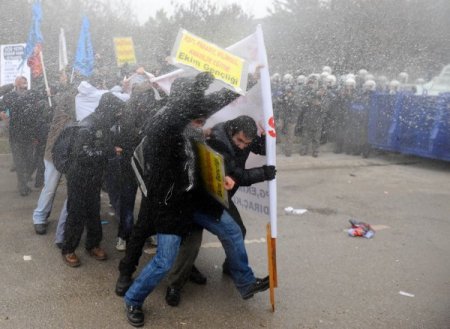 Öğrencilerin Geri Attığı Gaz Bombaları Polisleri Etkiledi