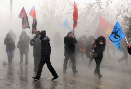 Öğrencilerin Geri Attığı Gaz Bombaları Polisleri Etkiledi