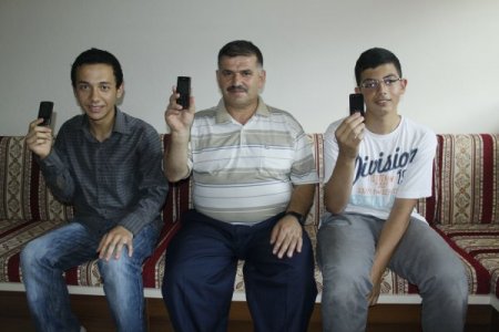 Öğrencilerin Kur'an Ezberlerini Cep Telefonuyla Dinliyor