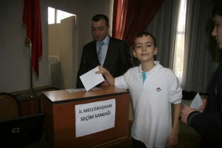 Öğrencilerin Meclis Seçimi Siyaseti Aratmadı