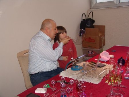 Öğrencilerin nefesiyle cam boruları semazene çeviriyor