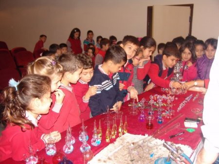 Öğrencilerin nefesiyle cam boruları semazene çeviriyor