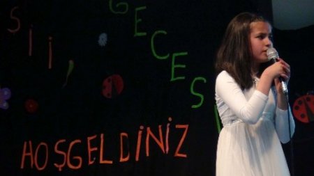 Öğrencilerin şiir dinletisi velileri duygulandırdı