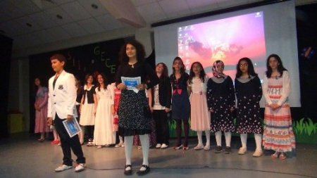 Öğrencilerin şiir dinletisi velileri duygulandırdı