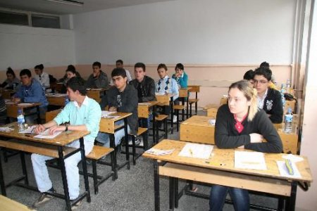 Öğrencilerin Sınav Heyecanına Aileleri De Ortak Oldu