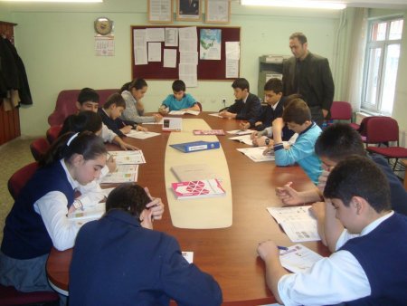 Öğrencilerini her gün 2 saat ücretsiz ders vererek SBS'ye hazırlıyor