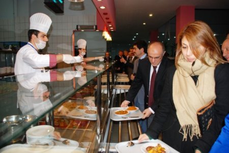 Öğrencilerle birlikte yemek yiyen Vali Özçimen, istek ve sorunları dinledi