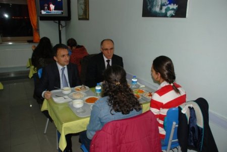 Öğrencilerle birlikte yemek yiyen Vali Özçimen, istek ve sorunları dinledi