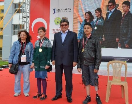 Öğrencisi, öğretmeni ve işadamı kitap okumanın keyfini birlikte yaşadı