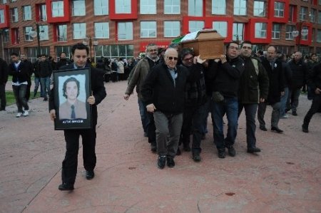 Öğretim görevlisi evinde ölü bulundu