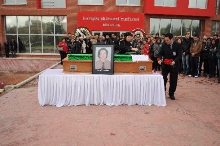 Öğretim görevlisi evinde ölü bulundu