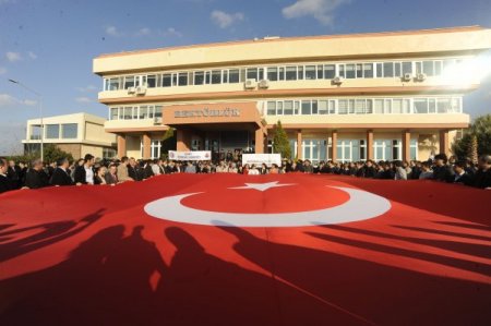 Öğretim üyeleri ve öğrenciler Rektör Laçiner'e destek verdi