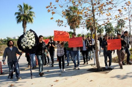 Öğretim üyesinin yoklama inadı öğrencileri zor durumda bıraktı
