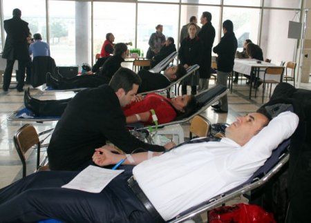 Öğretmen, öğrenci, veli ve okul personeli kan verdi