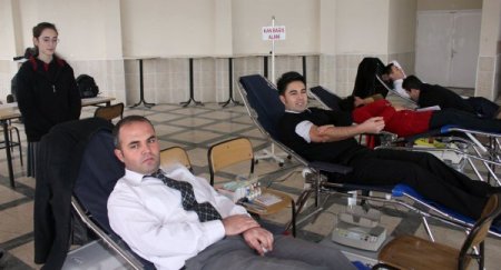 Öğretmen, öğrenci, veli ve okul personeli kan verdi