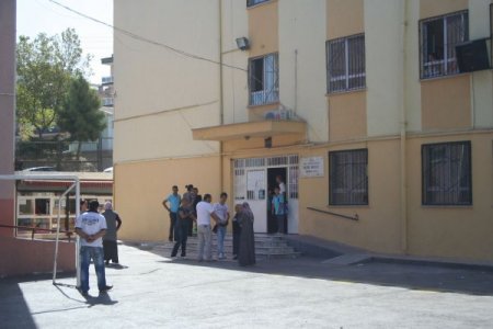 Öğretmen, öğrencisi tarafından bıçaklandı (2)