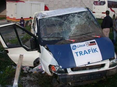 Öğretmen, Otobüsün Altında Aldığı Otomobilde Can Verdi