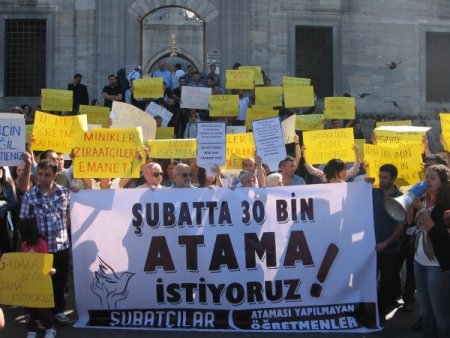 Öğretmen adayları diploma yaktı