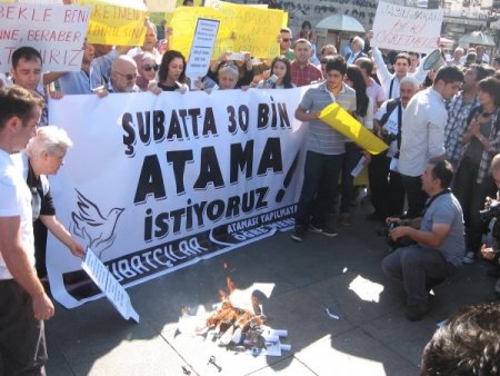 Öğretmen adayları diploma yaktı